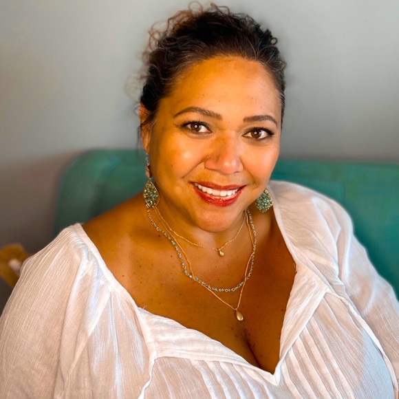 Meet your Posher, Jennifer - Picture 1 of 3